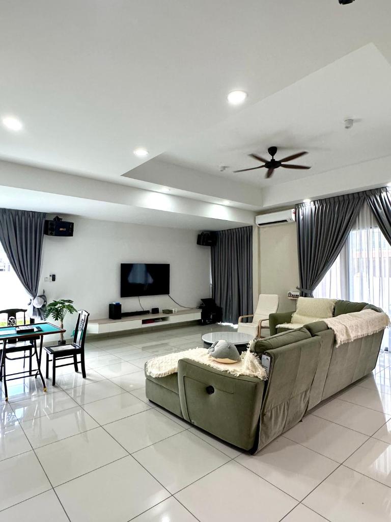 Peak Homestay@Ipoh Perak Malaysia 10-14Pax 5R/6B