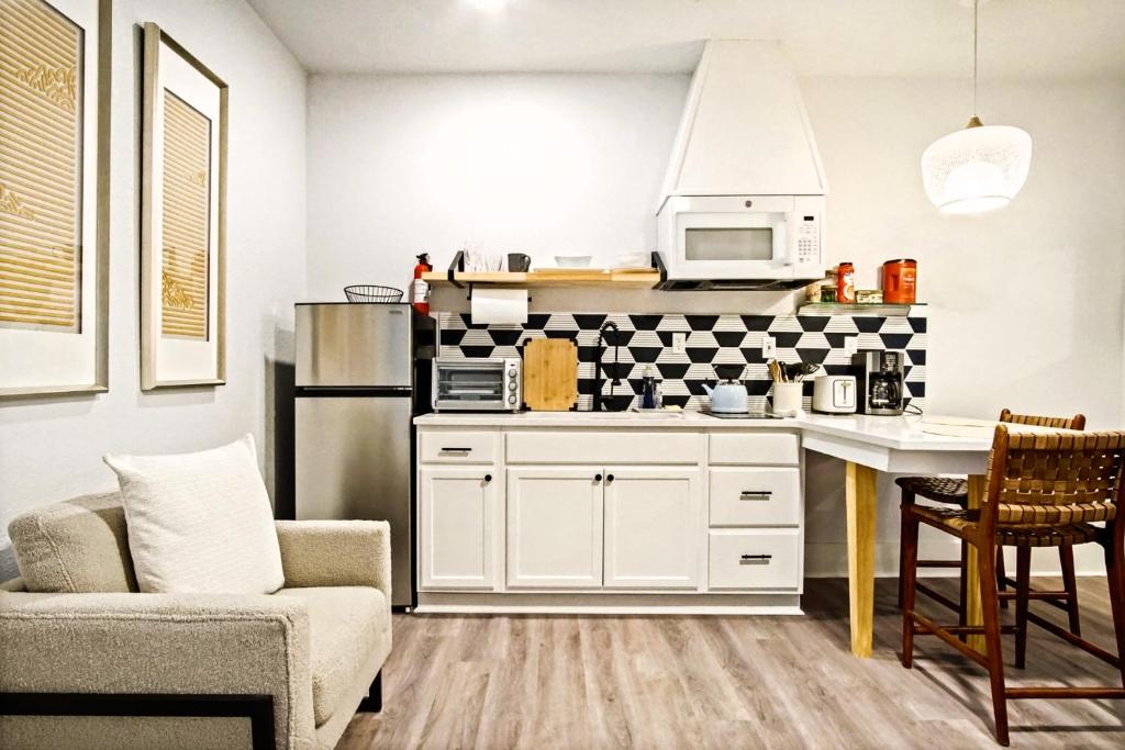 Prime Location Meets Vintage Charm Studio photo 2