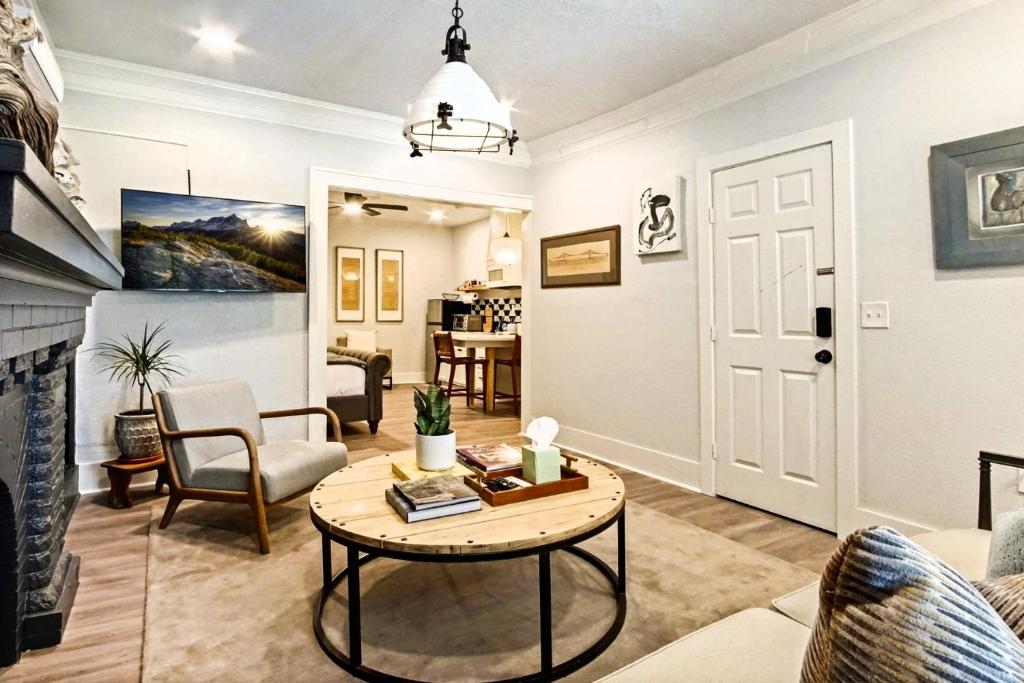 Prime Location Meets Vintage Charm Studio photo 4