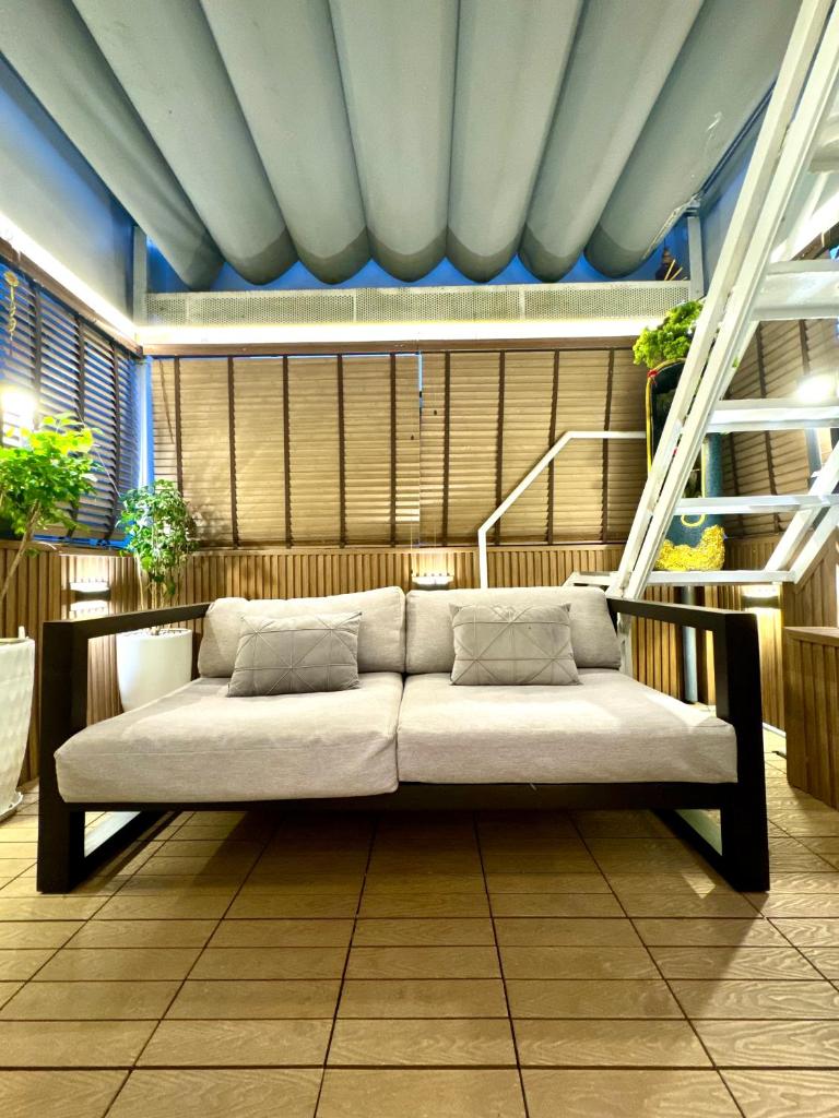 Toi's Travel Home Central