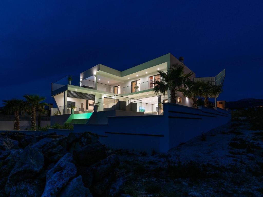 Luxury villa with pool, wellness and sea view photo 4