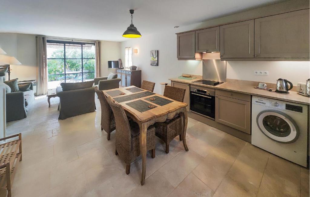 2 Bedroom Stunning Home In Saint-laurent-de-la-ca photo 3