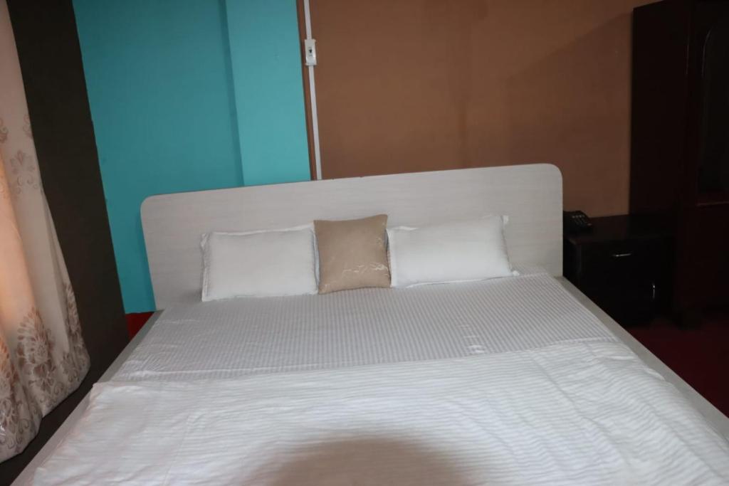 Holiday Inn photo 2