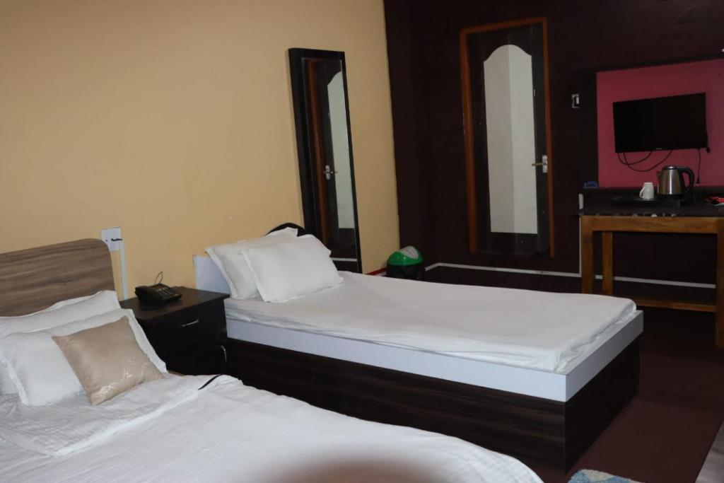 Holiday Inn photo 3