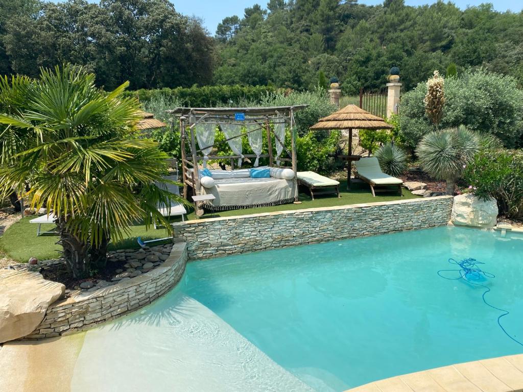 Mas médiéval piscine d’exception jardin paysager jeu de boules rando photo 2