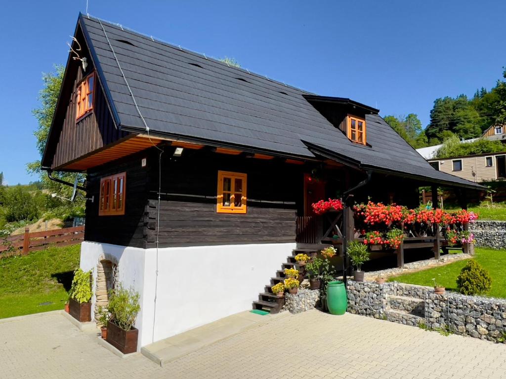 Traditional Deer Cabin with Barrel Sauna