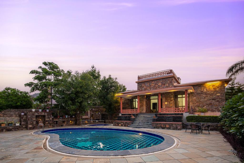 Wild Orchid by StayVista, a hill-view villa with a swimming pool, spacious lawn & a gazebo for a perfect getaway