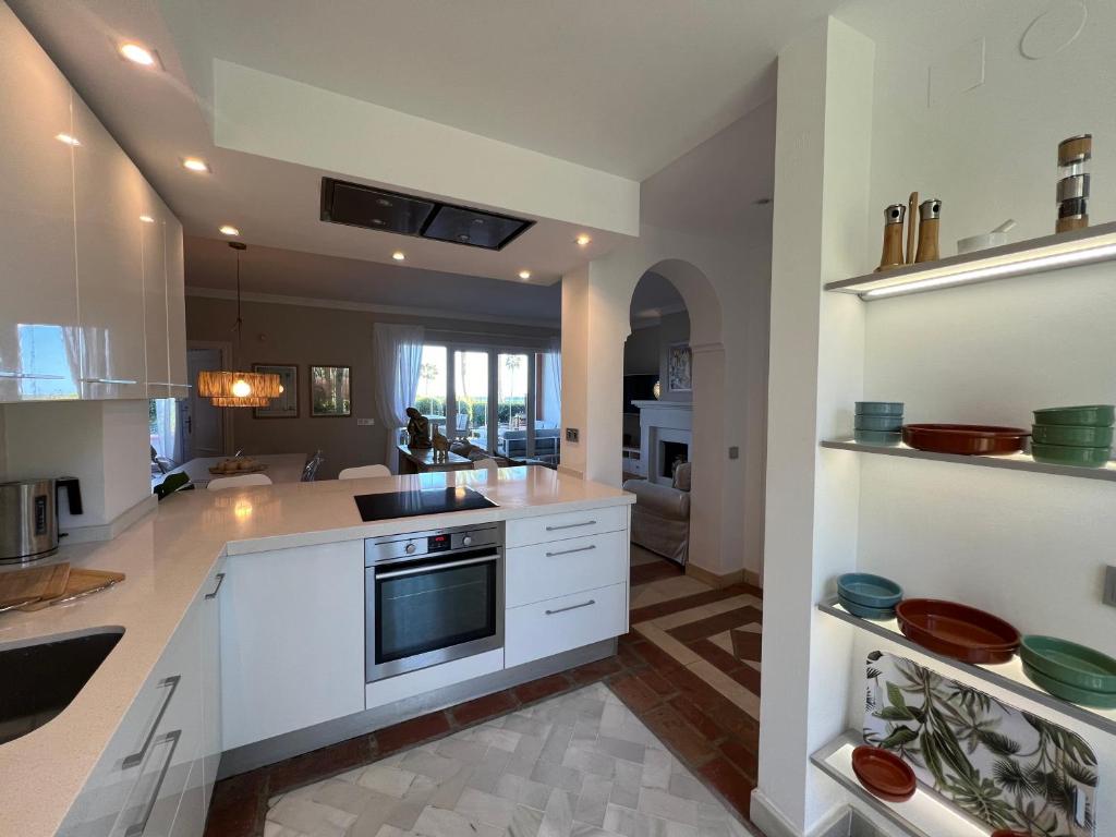Beach front ground floor luxury holiday apartment photo 3