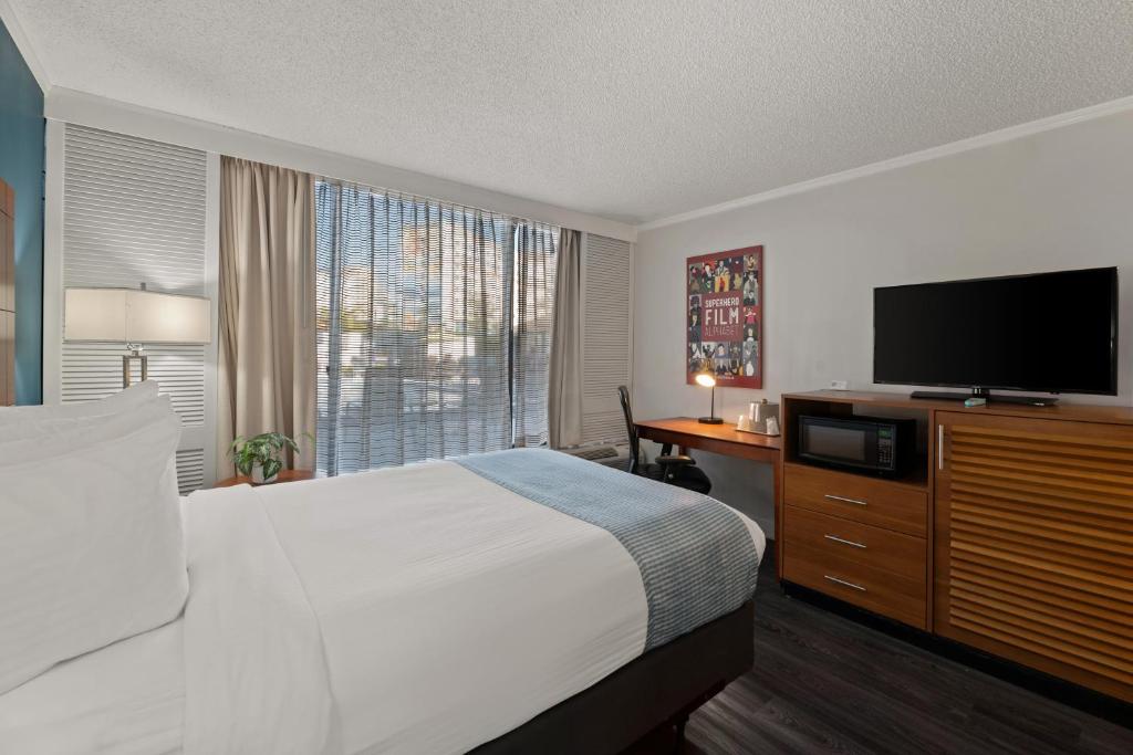 Best Western Orlando Gateway Hotel Room Type - Queen Room with Roll-In Shower - Disability Access
