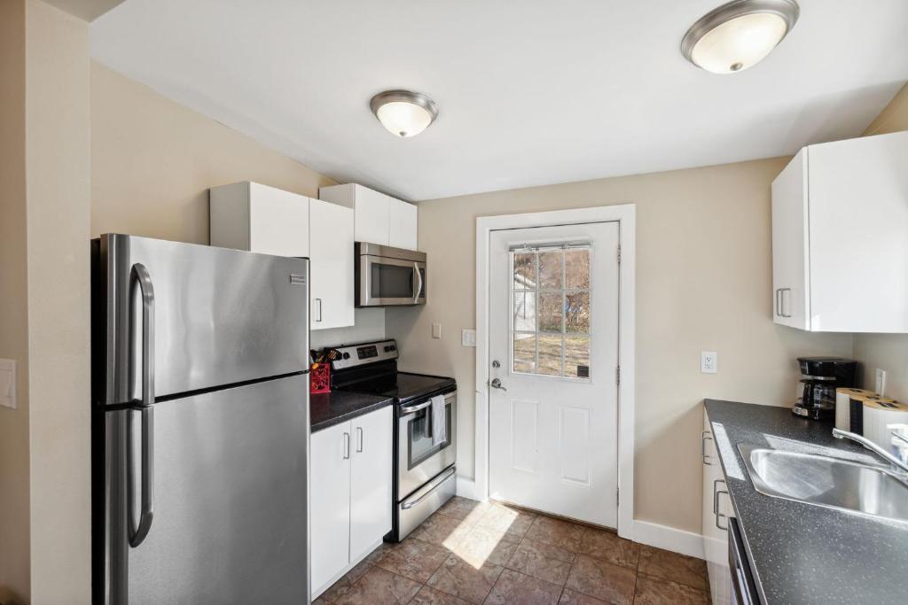 Chestnut St 3 Bedroom House in Historic Loveland photo 2