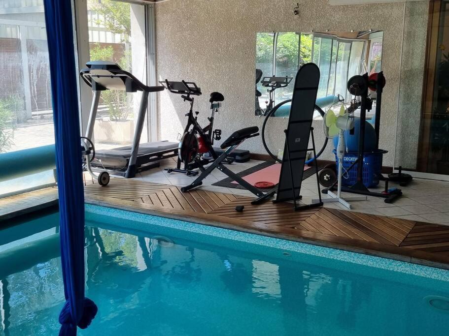 Maison avec piscine couverte