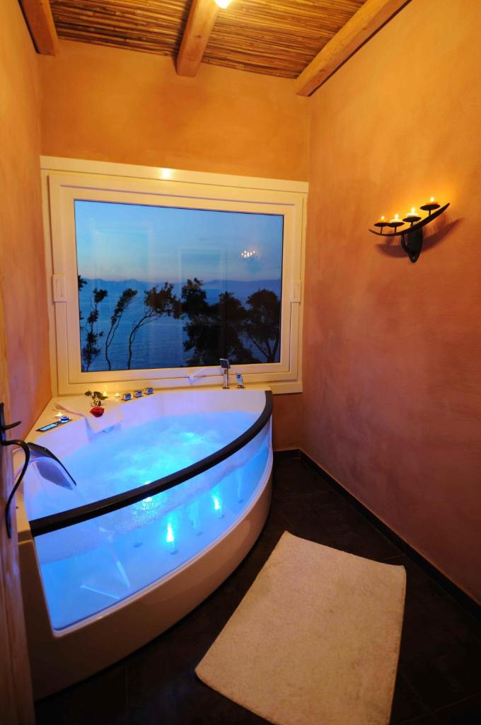Villa Seashore:Dreamy villa by the sea with heated pool photo 2