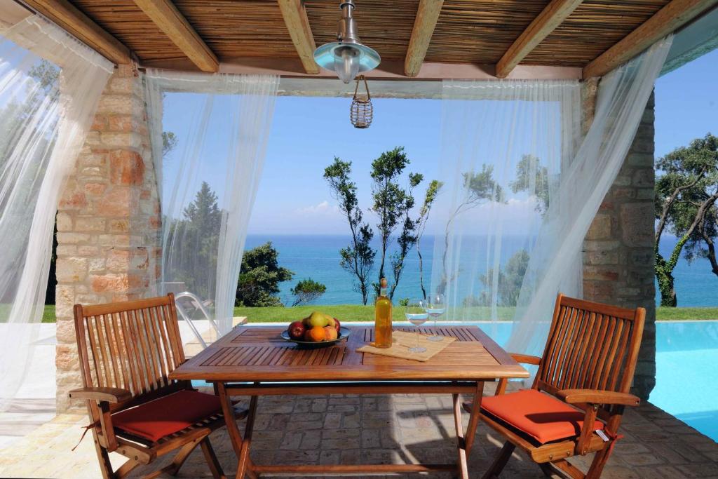 Villa Seashore:Dreamy villa by the sea with heated pool photo 3