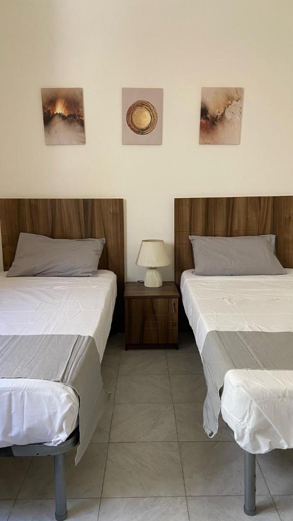 Spacious room with 2 single beds shared bathroom, st Julians photo 2