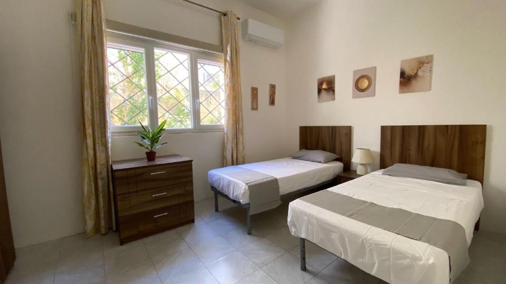 Spacious room with 2 single beds shared bathroom, st Julians photo 1