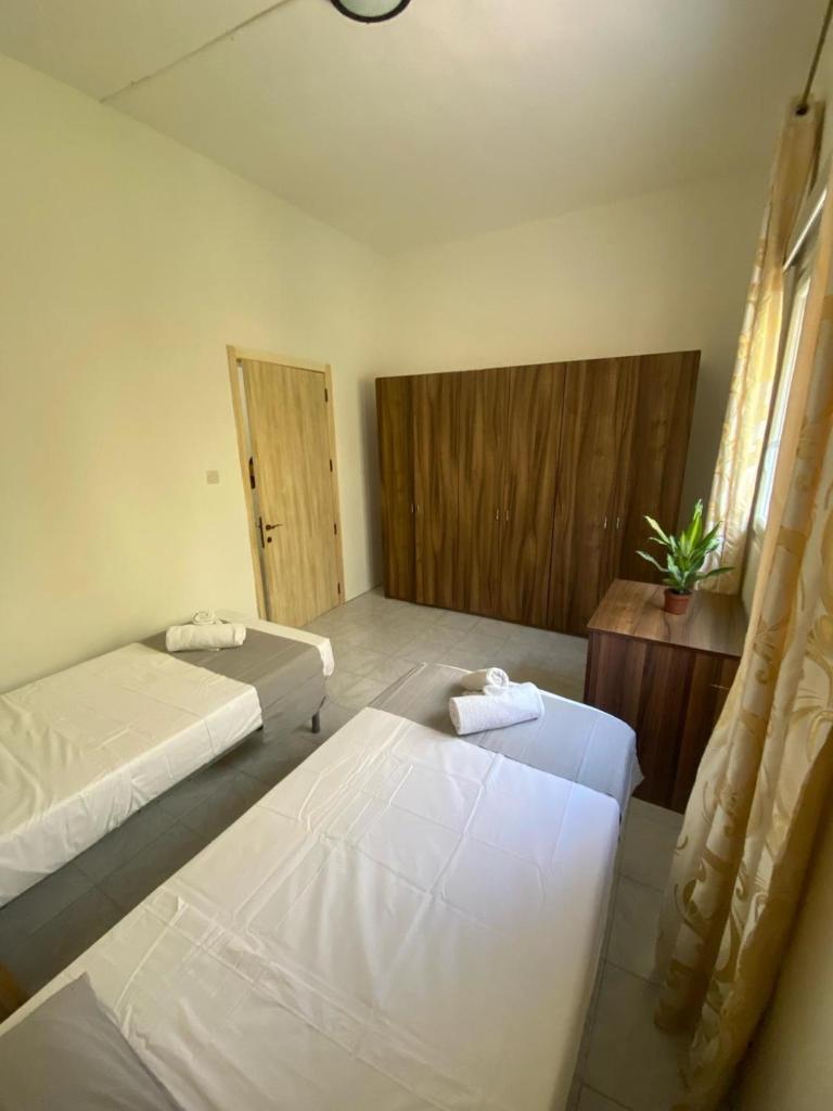 Spacious room with 2 single beds shared bathroom, st Julians photo 3