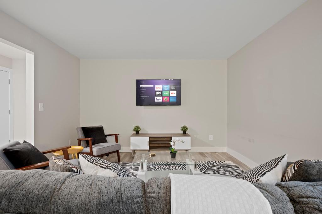 Cozy 2BR Stay in Rochester Hills image