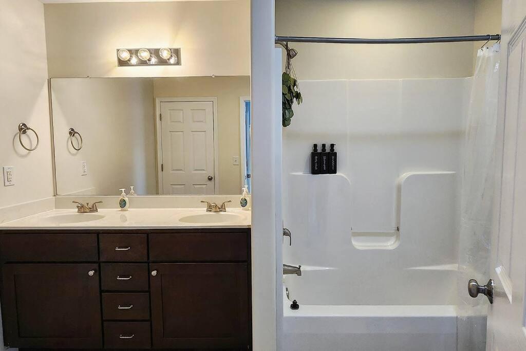 Modern 5 Bedroom Home, 6 miles from Skyline Drive photo 2