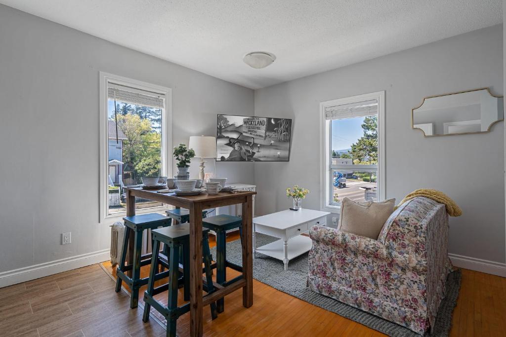 Victorian Suite l Heritage Home l Sleep 4 l 55 TV