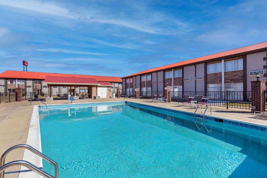 Ramada by Wyndham Bowling Green image