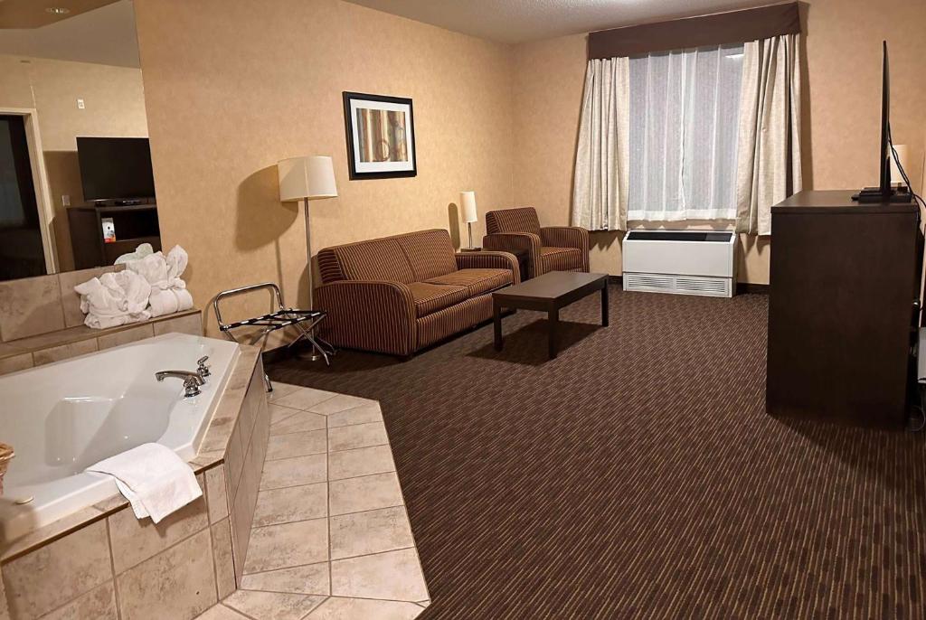 Ramada by Wyndham Estevan photo 2
