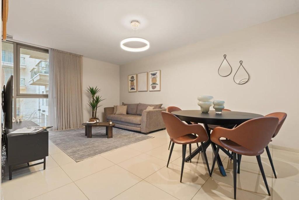 Modern & Comfortable 1-Bedroom Oasis with Luxury Amenities photo 2