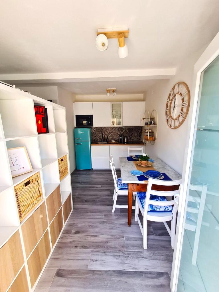 Monolocale con giardino privato, 1 minuto dal mare