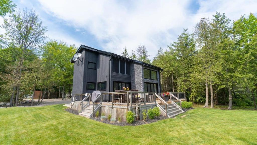 Silverwood - A Modern Lake House on Lake Rosseau photo 2