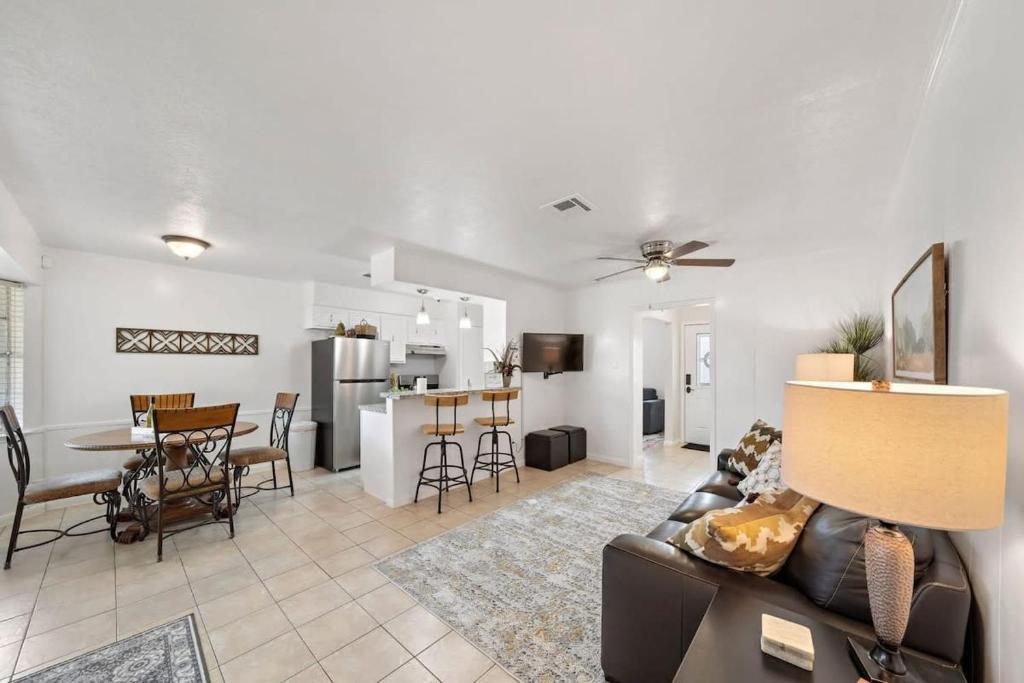Covered Back Patio Covered Parking Game Room WIFI Smart TV's every room Washer & Dryer photo 1