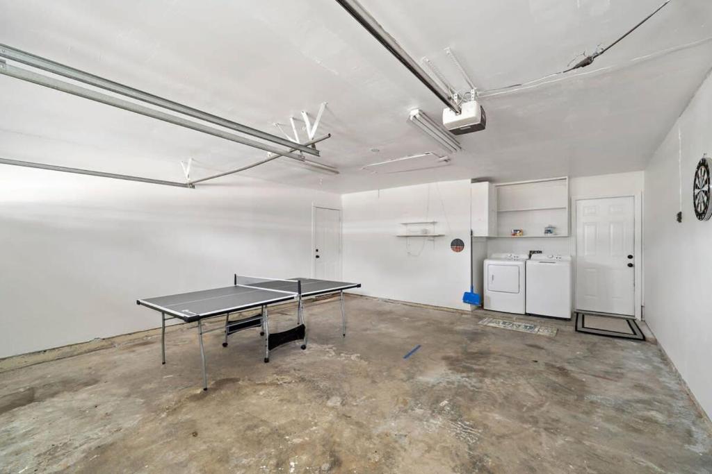 Covered Back Patio Covered Parking Game Room WIFI Smart TV's every room Washer & Dryer photo 3