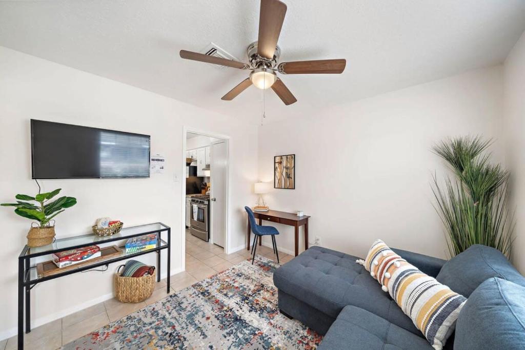 Covered Back Patio Covered Parking Game Room WIFI Smart TV's every room Washer & Dryer photo 4