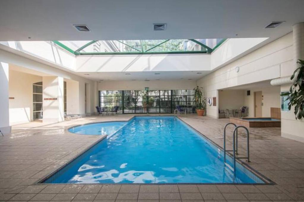 Luxe Resort Apt w Pool Car Park on Spencer photo 4
