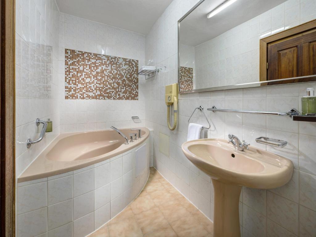 Hotel Cernigov - Tap to explore photos
