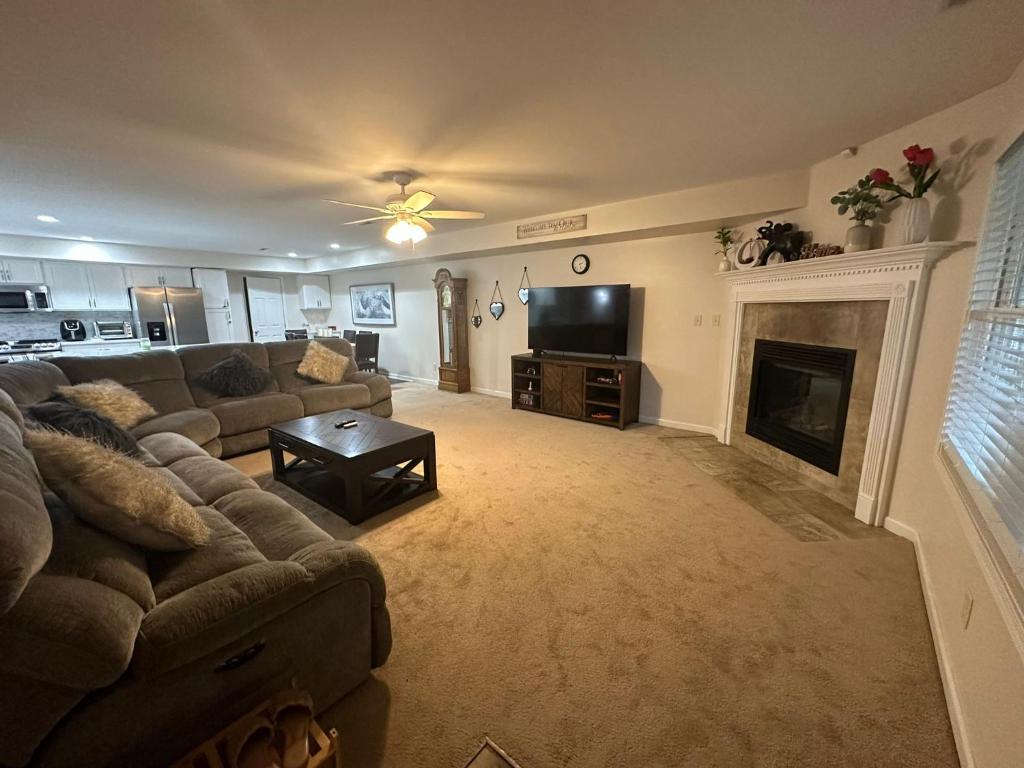 Whole House - HUGE, Modern & New Niagara Shoreline Home Rental image