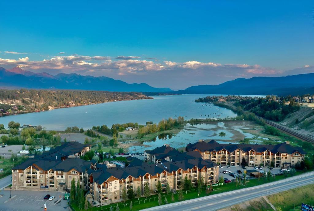 Mountain getaway condo - 5 min walk to the beach!
