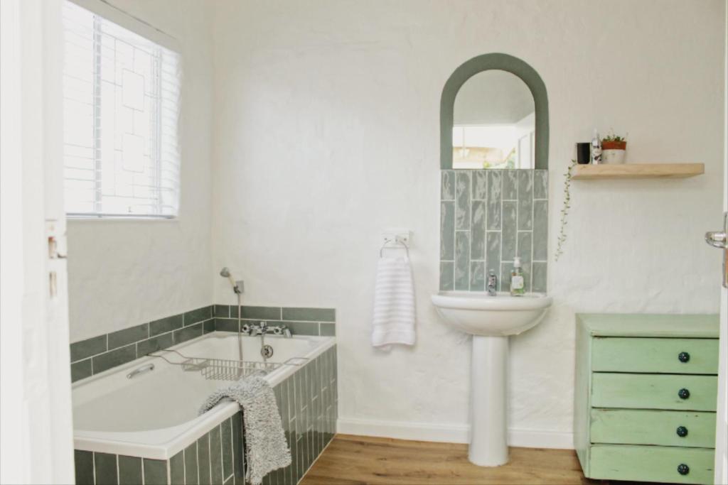 Caren's Hideaway - 7 min walk to Beach & Covered Patio, Braai & WIFI photo 2