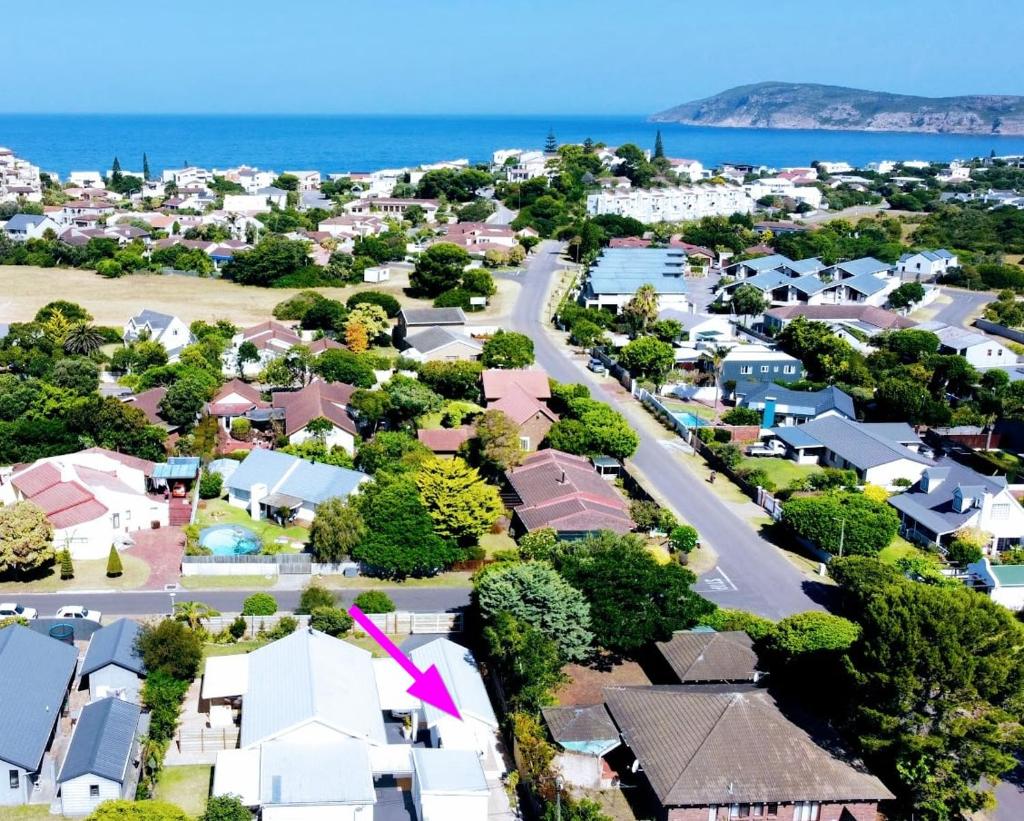 Caren's Hideaway - 7 min walk to Beach & Covered Patio, Braai & WIFI photo 4