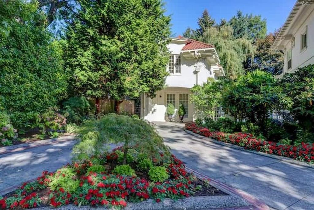Portland's White House Carriage House image