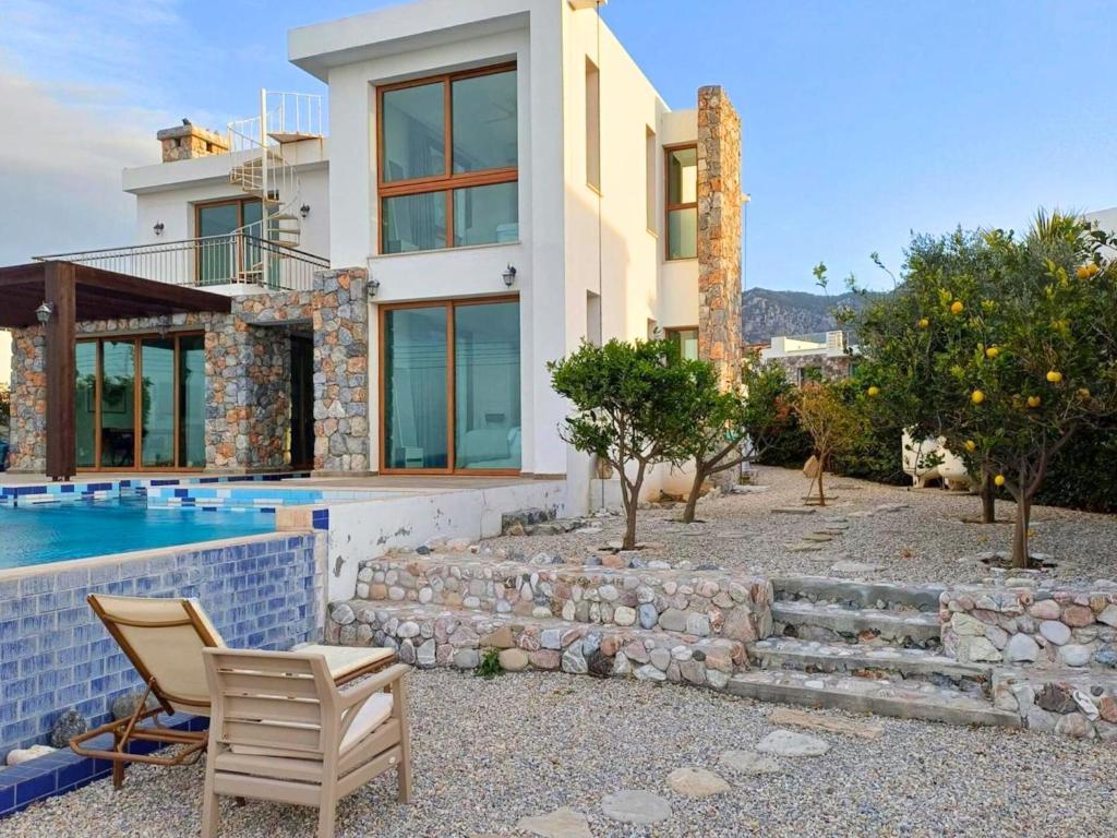 Luxurious villa with breathtaking seaview photo 2