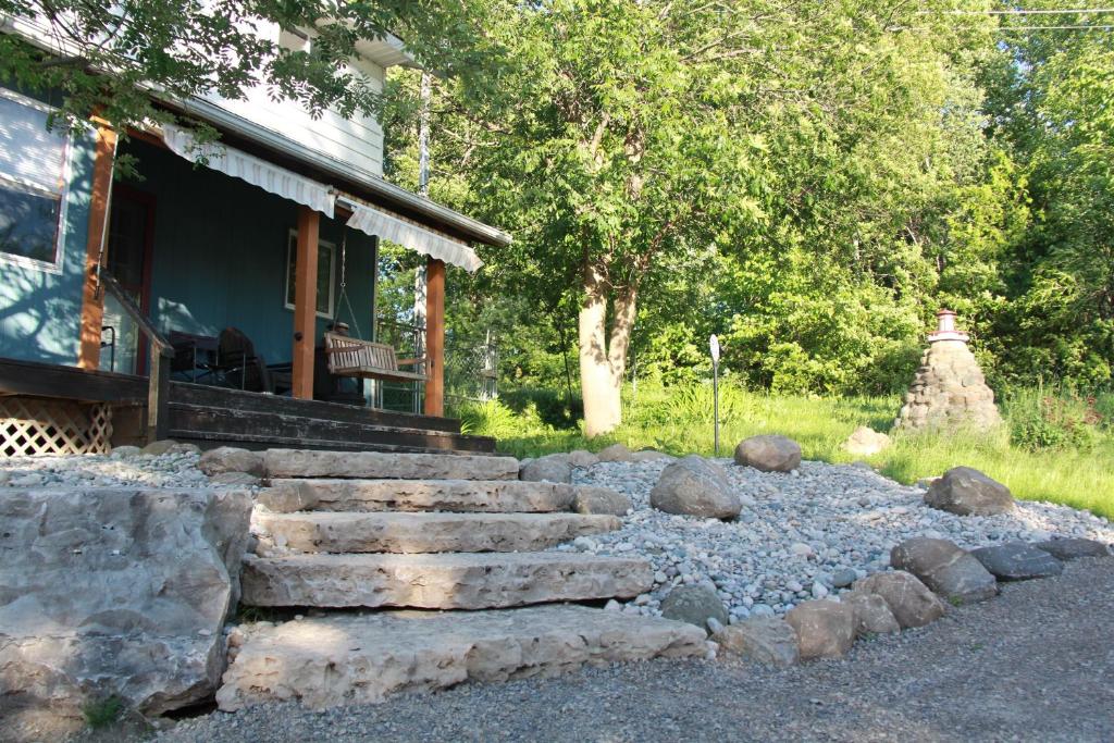 Lakehouse chalet on Sky Lake Ontario 5 bedrooms photo 1
