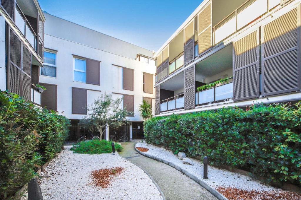 T2 Florescence Near Montpellier Parking photo 3