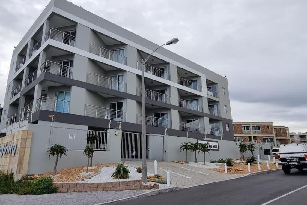 Bloubergstrand 2 Bedroom Beachfront Apartment - Tap to explore photos