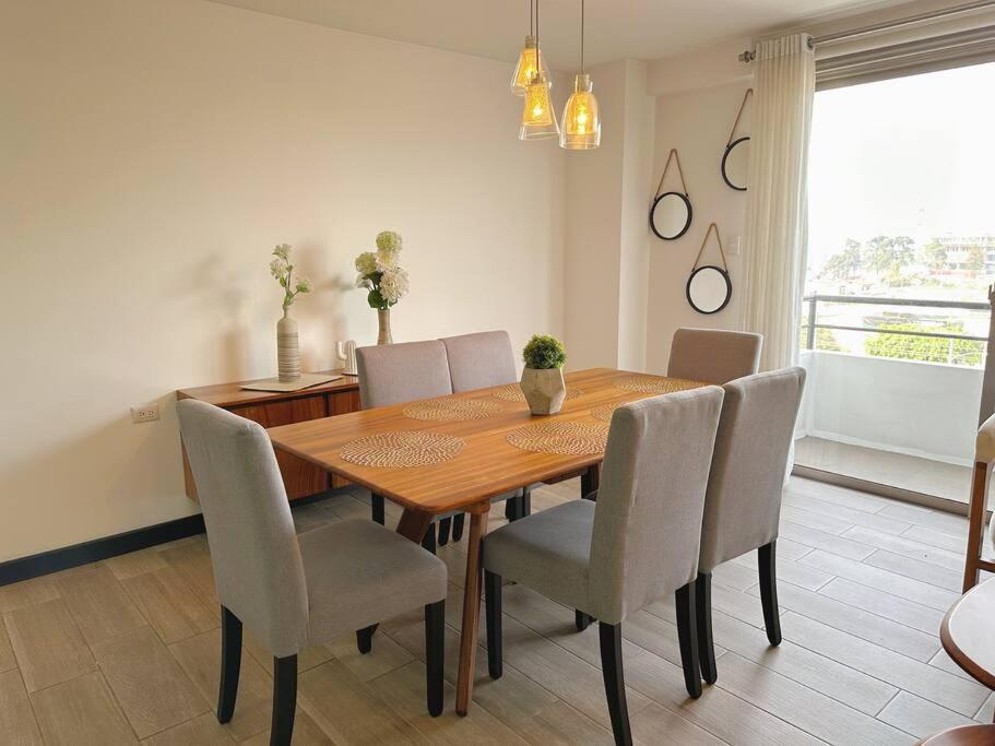 Contemporary 3 Bedroom APT with free parking photo 1
