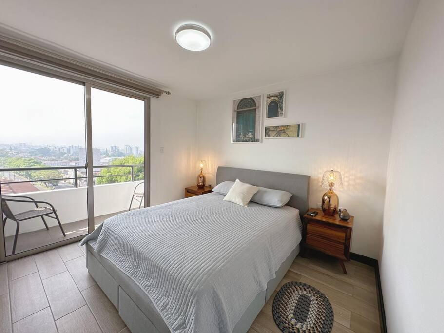 Contemporary 3 Bedroom APT with free parking photo 3