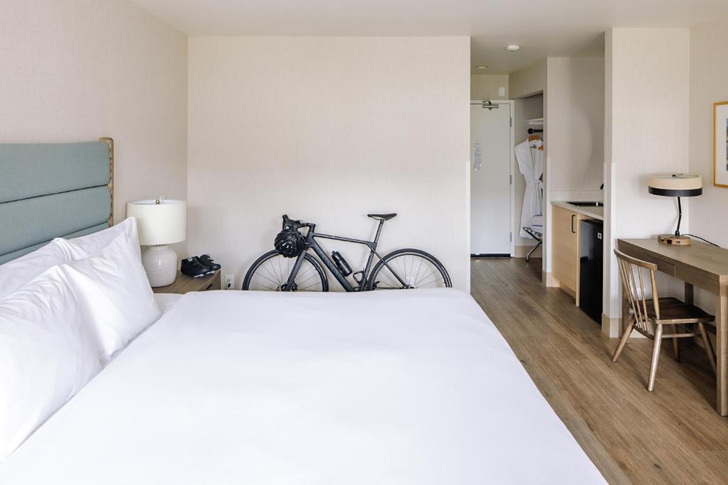 Ramada by Wyndham Penticton Hotel & Suites photo 2