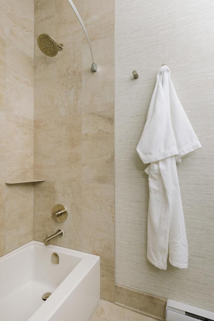 Ramada by Wyndham Penticton Hotel & Suites photo 4
