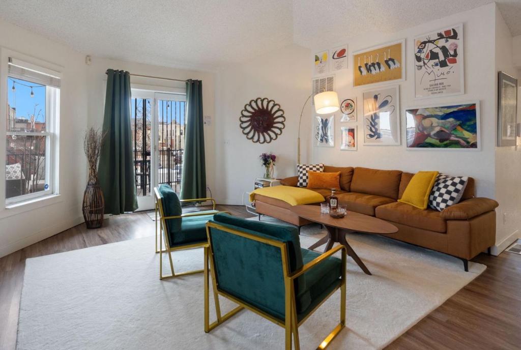 Pine Street Loft –Just steps from Old Town Square! image