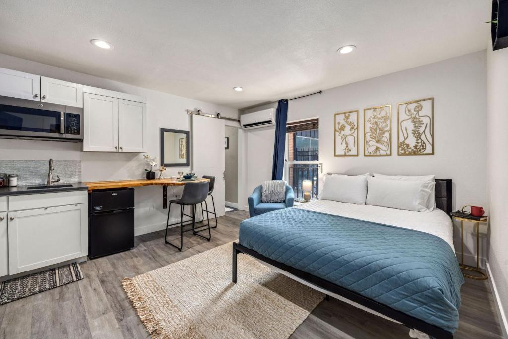 The Fox Den in Old Town! Pool, Sauna & Game Room image