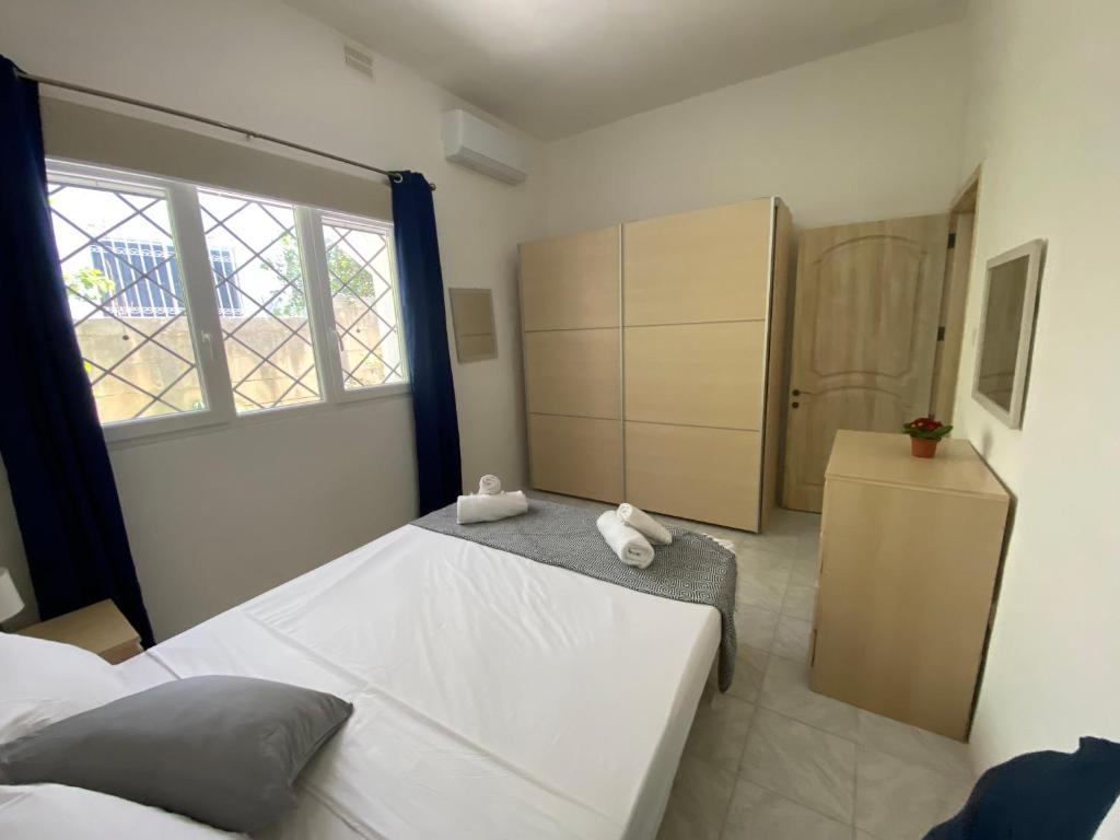 Bright and airy room, shared bathroom, st Julians photo 1