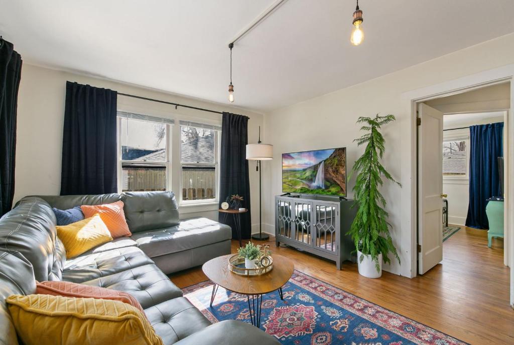 Mulberry Place: A Charming Cottage Near Old Town! image